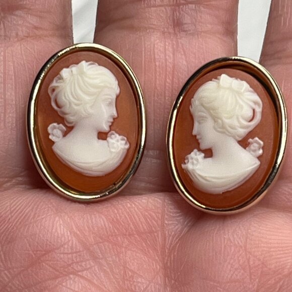 GIOVANNI Jewelry - Giovanni Vintage Cameo Clip-On Earrings